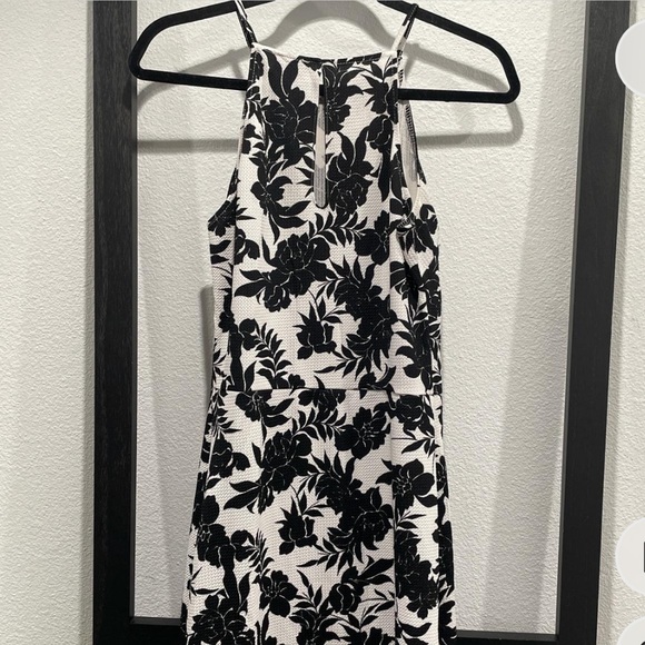 Fitted black & white flowered dress - Picture 2 of 2